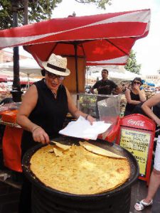 Visitar Niza en un dia vamos a conocer la comida de aqui la socca a base de garbanzos, podemos conocer tambien la gastronomia y las especialidades durante el tour